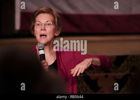 Città di Sioux, IOWA, USA. Gen 5, 2019. Il Sen. Elizabeth Warren (D-massa) parla ai partecipanti a organizzare un evento in Orpheum Theatre nella città di Sioux, Iowa Sabato, 5 gennaio 2019. Credito: Jerry Mennenga/ZUMA filo/Alamy Live News Foto Stock