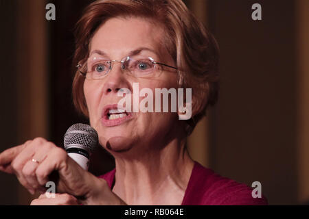 Città di Sioux, IOWA, USA. Gen 5, 2019. Il Sen. Elizabeth Warren (D-massa) parla ai partecipanti a organizzare un evento in Orpheum Theatre nella città di Sioux, Iowa Sabato, 5 gennaio 2019. Credito: Jerry Mennenga/ZUMA filo/Alamy Live News Foto Stock