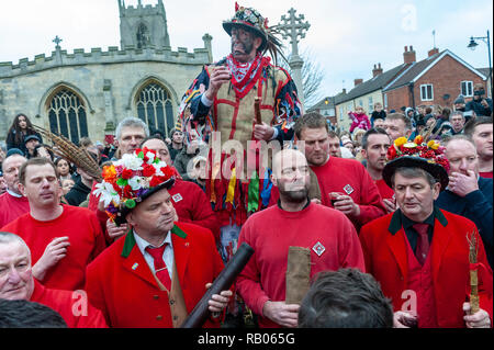 Haxy, Lincolnshire, Regno Unito. Dal 5 gennaio 2019. Il villaggio di Haxy hanno messo in pratica la antica tradizione fin dal XIV secolo. Si è creduto per essere la più antica tradizione locale in Inghilterra. Noto come il cofano Haxy è più facilmente descritta come una sorta di partita di rugby, con un numero illimitato di partecipanti e alcune regole, come un tubo in pelle è hanno camminato lentamente la grande disorganizzata rugby scrum a uno dei quattro pub locale, dove rimane fino a quando i seguenti anni di gioco. Credito: Matt arto OBE/Alamy Live News Foto Stock