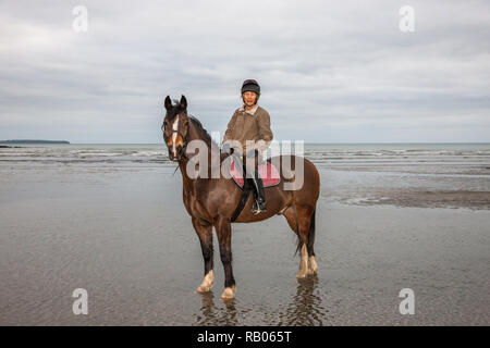 Fountainstown, Cork, Irlanda. 05 gennaio. 2019. Ulla MacLaughlin con il suo cavallo Einstein sulla spiaggia Fountainstown, Co. Cork, Irlanda. Credito: David Creedon/Alamy Live News Foto Stock