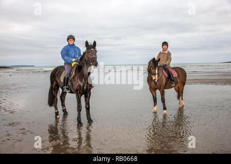 Fountainstown, Cork, Irlanda. 05 gennaio. 2019. Gabi Keller su Charlie e Ulla McLoughlin su Einstein fuori per un pomeriggio di corsa sulla spiaggia Fountainstown, Co. Cork, Irlanda. Credito: David Creedon/Alamy Live News Foto Stock