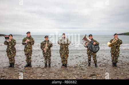 Fountainstown, Cork, Irlanda. 05 gennaio. 2019. I membri della band del 1 ° brigata meridionale da Collins Barracks riproduzione di musica a sostegno di nuotatori che hanno preso parte al cantare o nuotare evento per raccogliere fondi per l'irlandese del motoneurone associazione malattia a Fountainstown Beach, Co. Cork, Irlanda. Credito: David Creedon/Alamy Live News Foto Stock