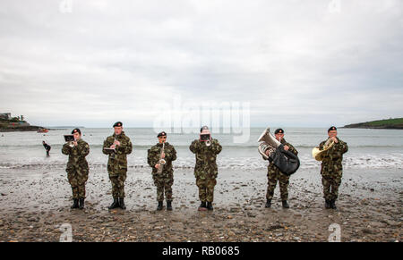 Fountainstown, Cork, Irlanda. 05 gennaio. 2019. I membri della band del 1 ° brigata meridionale da Collins Barracks riproduzione di musica a sostegno di nuotatori che hanno preso parte al cantare o nuotare evento per raccogliere fondi per l'irlandese del motoneurone associazione malattia a Fountainstown Beach, Co. Cork, Irlanda. Credito: David Creedon/Alamy Live News Foto Stock