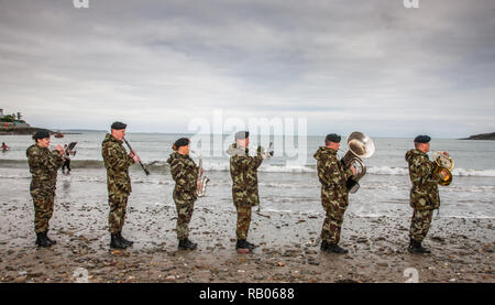 Fountainstown, Cork, Irlanda. 05 gennaio. 2019. I membri della band del 1 ° brigata meridionale da Collins Barracks riproduzione di musica a sostegno di nuotatori che hanno preso parte al cantare o nuotare evento per raccogliere fondi per l'irlandese del motoneurone associazione malattia a Fountainstown Beach, Co. Cork, Irlanda. Credito: David Creedon/Alamy Live News Foto Stock