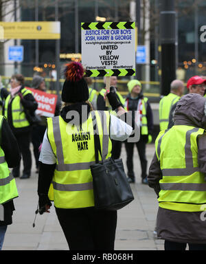Manchester, Regno Unito. Dal 5 gennaio 2018. Linea dura pro Brexit protester indossare un giubbotto di colore giallo con 'contro odio' scritto sul retro, Manchester, UK, 5 gennaio 2019 Credit: Barbara Cook/Alamy Live News Foto Stock