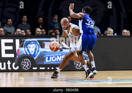 Karlsruhe, Deutschland. 05 gen 2019. Filmore Beck (Lions) nei duelli con Courtney Allen Belger (Schalke 04). GES/basket/ProA: PSK Lions - Schalke 04, 05.01.2019 - | Utilizzo di credito in tutto il mondo: dpa/Alamy Live News Foto Stock