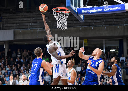 Karlsruhe, Deutschland. 05 gen 2019. Ciro Lamont Tate (Lions) c2k Michael Haucke (Schalke 04). GES/basket/ProA: PSK Lions - Schalke 04, 05.01.2019 - | Utilizzo di credito in tutto il mondo: dpa/Alamy Live News Foto Stock