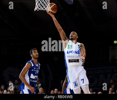 Karlsruhe, Deutschland. 05 gen 2019. Damion Lacy (Lions) in duelli con Adam Touray (Schalke 04). GES/basket/ProA: PSK Lions - Schalke 04, 05.01.2019 - | Utilizzo di credito in tutto il mondo: dpa/Alamy Live News Foto Stock