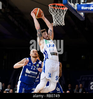 Karlsruhe, Deutschland. 05 gen 2019. Domoinique Johnson (Lions) nei duelli con Michael Haucke (Schalke 04). GES/basket/ProA: PSK Lions - Schalke 04, 05.01.2019 - | Utilizzo di credito in tutto il mondo: dpa/Alamy Live News Foto Stock