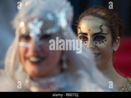 Malaga, Spagna. . Gen 5, 2019. Una donna si vede vestito in un costume di fantasia guardando su come lei prende parte alla parata durante l'Epifania festa un tre Saggi parade. Credito: Gesù Merida/SOPA Immagini/ZUMA filo/Alamy Live News Foto Stock