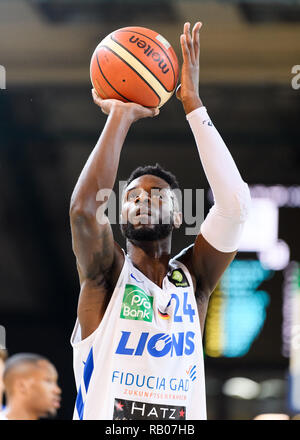 Karlsruhe, Deutschland. 05 gen 2019. Roland L'Amour Nyama (Lions) singola azione, tagliati fuori. GES/basket/ProA: PSK Lions - Schalke 04, 05.01.2019 - | Utilizzo di credito in tutto il mondo: dpa/Alamy Live News Foto Stock