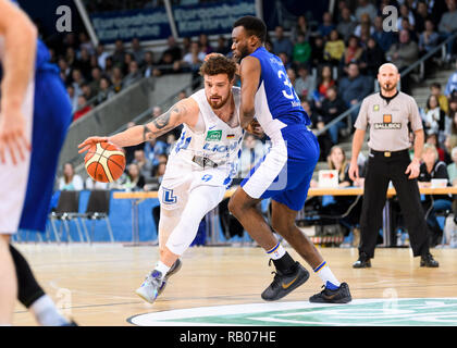 Karlsruhe, Deutschland. 05 gen 2019. Domoinique Johnson (Lions) duelli con Giacobbe Mampuya (Schalke 04). GES/basket/ProA: PSK Lions - Schalke 04, 05.01.2019 - | Utilizzo di credito in tutto il mondo: dpa/Alamy Live News Foto Stock