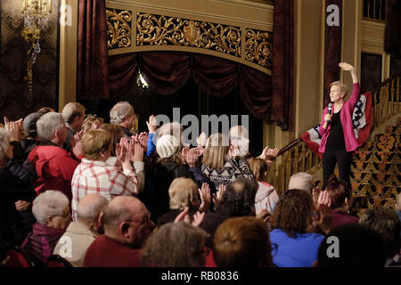 Città di Sioux, Iowa, USA. Gen 5, 2019. Il senatore Elizabeth Warren (D-massa) attira applausi come parla ai partecipanti a organizzare un evento in Orpheum Theatre nella città di Sioux, Iowa sabato. Credito: Jerry Mennenga/ZUMA filo/Alamy Live News Foto Stock