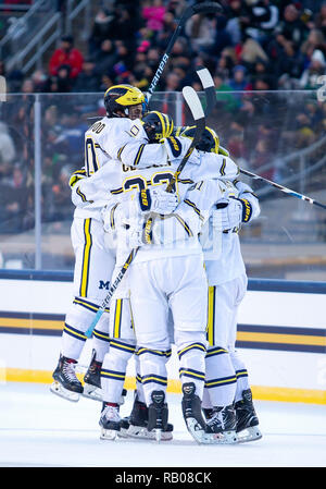 South Bend, Indiana, Stati Uniti d'America. 05 gen 2019. Michigan giocatori festeggiare obiettivo durante il NCAA Hockey gioco azione tra il Michigan Ghiottoni e la Cattedrale di Notre Dame Fighting Irish a Compton famiglia Ice Arena in South Bend, Indiana. John Mersits/CSM/Alamy Live News Foto Stock