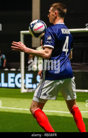 Glasgow, Regno Unito. 5° gennaio 2019. Azione dal giorno 2 della stella FansBet Sixes Torneo di SSE Idro in Glasgow. Il gioco 6 - Inghilterra vs Scozia Stephen McManus controlla la palla sul suo petto come la Scozia crociera alla vittoria di Inghilterra durante la stella Sixes nel torneo di Glasgow Credit: Colin Poultney/Alamy Live News Foto Stock