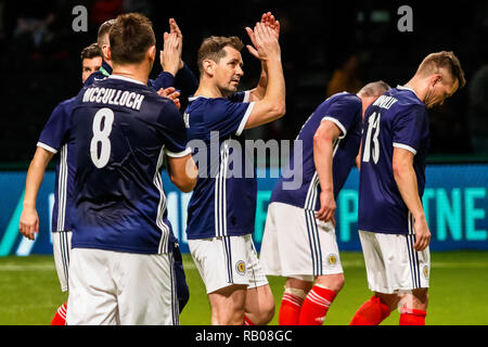 Glasgow, Regno Unito. 5° gennaio 2019. Azione dal giorno 2 della stella FansBet Sixes Torneo di SSE Idro in Glasgow. Il gioco 6 - Inghilterra vs Scozia scozia giocatori mostrano il loro apprezzamento come lasciano il passo alla fine del day 2 della stella Sixes nel torneo di Glasgow Credit: Colin Poultney/Alamy Live News Foto Stock