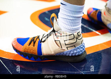 Virginia, Stati Uniti d'America. 5° gennaio 2018. Le scarpe della Virginia Cavaliers guard Ty Jerome (11) durante il NCAA College Basketball gioco tra la Florida State Seminoles e Virginia Cavaliers presso la John Paul Jones Arena Sabato 5 Gennaio 5, 2019 a Charlottesville, VA. Giacobbe Kupferman/CSM Credito: Cal Sport Media/Alamy Live News Foto Stock