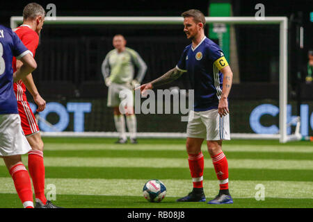 Glasgow, Regno Unito. 5° gennaio 2019. Azione dal giorno 2 della stella FansBet Sixes Torneo di SSE Idro in Glasgow. Gioco 2 - Galles vs Scozia Barry Ferguson (C) durante la stella Sixes nel torneo di Glasgow Credit: Colin Poultney/Alamy Live News Foto Stock