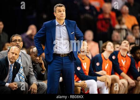 Virginia, Stati Uniti d'America. 5° gennaio 2018. Virginia Cavaliers head coach Tony Bennett durante il NCAA College Basketball gioco tra la Florida State Seminoles e Virginia Cavaliers presso la John Paul Jones Arena Sabato 5 Gennaio 5, 2019 a Charlottesville, VA. Giacobbe Kupferman/CSM Credito: Cal Sport Media/Alamy Live News Foto Stock