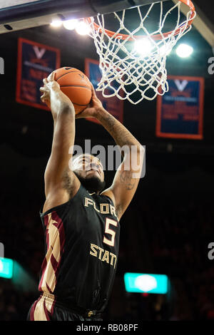 Virginia, Stati Uniti d'America. 5° gennaio 2018. Florida State Seminoles guard PJ Savoy (5) durante il NCAA College Basketball gioco tra la Florida State Seminoles e Virginia Cavaliers presso la John Paul Jones Arena Sabato 5 Gennaio 5, 2019 a Charlottesville, VA. Giacobbe Kupferman/CSM Credito: Cal Sport Media/Alamy Live News Foto Stock