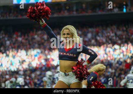 Houston, TX, Stati Uniti d'America. Gen 5, 2019. A Houston Texans cheerleader nel gioco contro gli Indianapolis Colts durante l'AFC gioco Jolly a NRG Stadium di Houston, TX. John Glaser/CSM/Alamy Live News Foto Stock