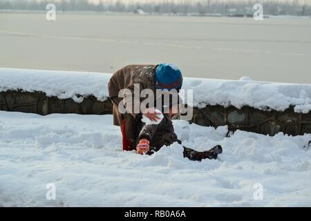 La questione del Kashmir, India. 5° gennaio 2019. I bambini del Kashmir sono visto giocare nella neve in una giornata di sole dopo la testimonianza forte nevicata a Srinagar, Indiano Kashmir amministrato. Il meteo in Kashmir è probabilmente destinato a migliorare da domani come dipartimento meteorologici (met) ha predetto periodo di siccità dal 6 gennaio fino al 10 gennaio. Credito: SOPA Immagini limitata/Alamy Live News Foto Stock