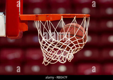 Madison, WI, Stati Uniti d'America. 3 gennaio, 2019. Un Wilson basket con il logo di Wisconsin prima di NCAA pallacanestro tra il Minnesota Golden i gopher e il Wisconsin Badgers a Kohl Center a Madison, WI. John Fisher/CSM/Alamy Live News Foto Stock