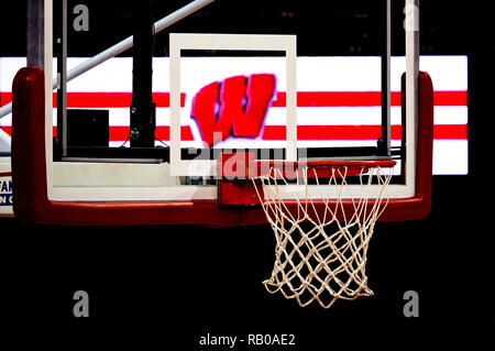 Madison, WI, Stati Uniti d'America. 3 gennaio, 2019. Il logo di Wisconsin durante il NCAA pallacanestro tra il Minnesota Golden i gopher e il Wisconsin Badgers a Kohl Center a Madison, WI. John Fisher/CSM/Alamy Live News Foto Stock