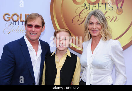 In California, Stati Uniti d'America. 5° gennaio 2019. Ginnasta Bart Conner, figlio Dylan Paolo Conner e ginnasta Nadia Comaneci partecipare alla sesta annuale Gold incontra Golden ospitato da Nicole Kidman e Nadia Comaneci il 5 gennaio 2019 presso la Casa sul tramonto in West Hollywood, California. Foto di Barry re/Alamy Live News Foto Stock