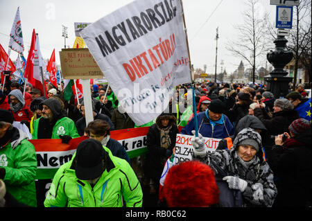 Budapest, Ungheria. 5° gennaio 2019. Manifestanti hanno visto con le bandiere e gli striscioni durante la protesta. Dal dicembre 2018, gli ungheresi sono scesi in piazza per più di una settimana per protestare contro la nuova legge sul lavoro e l' introduzione di un nuovo parallelo sistema di tribunali. Le persone hanno dimostrato contro la recente approvazione di una legge sul lavoro, noto come Slave legge introdotta dal governo del Primo Ministro ungherese Viktor Orban a Piazza degli Eroi. Credito: SOPA Immagini limitata/Alamy Live News Foto Stock