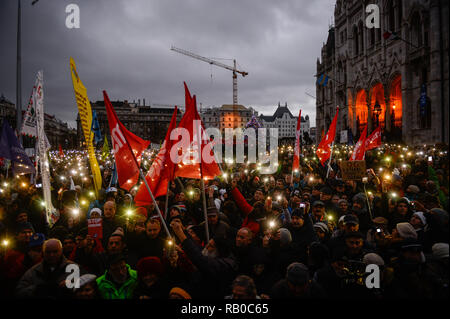 Budapest, Ungheria. 5° gennaio 2019. Manifestanti hanno visto mantenendo le loro luci dello smartphone durante una manifestazione di protesta in piazza degli Eroi contro la promulgazione di una recente legge sul lavoro, anche chiamato 'Slave diritto come esso consente ai datori di lavoro di aumento dei lavoratori tempo di dazio. Dal dicembre 2018, gli ungheresi sono scesi in piazza per più di una settimana per protestare contro la nuova legge sul lavoro e l'introduzione di una nuova Corte parallela sistema. Credito: SOPA Immagini limitata/Alamy Live News Foto Stock