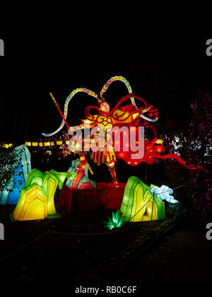 Lo Zoo di Edimburgo, Edimburgo, Scozia, UK, 5 gennaio 2019, lanterne gigante della Cina la visualizzazione di creature mitiche, leggende e animali in tutto lo zoo durante il mese di gennaio 2019. Un Samurai Foto Stock