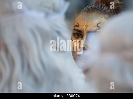 Malaga, Spagna. 5° gennaio 2019. Una donna si vede vestito in un costume di fantasia si vede guardando fuori prima della sfilata durante l'Epifania festa un tre Saggi parade. Credito: SOPA Immagini limitata/Alamy Live News Foto Stock