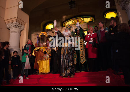 Malaga, Spagna. 5° gennaio 2019. I tre saggi sono visti saluto le persone al di fuori del municipio che prendono parte alla parata durante l'Epifania festa un tre Saggi parade. Credito: SOPA Immagini limitata/Alamy Live News Foto Stock