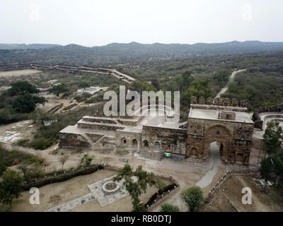 Jhelum, Pakistan . Gen 5, 2019. Ariel foto scattata il 5 gennaio, 2019 mostra la vista di Rohtas Fort in Jhelum, Pakistan città nella provincia del Punjab, Pakistan. Il fort è noto per le sue grandi mura difensive e diversi gateway monumentale. La UNESCO elencati di Rohtas Fort come un mondo patrimonio culturale nel 1997 perché è un esempio eccezionale di inizio musulmano architettura militare nell'Asia centrale e meridionale. Credito: Ahmad Kamal/Xinhua/Alamy Live News Foto Stock