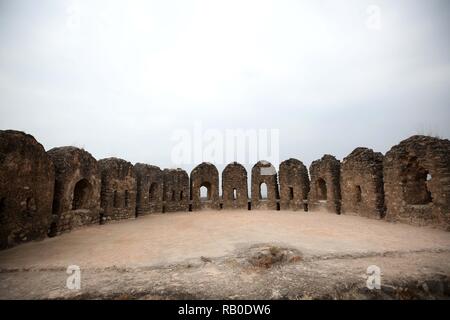 Jhelum, Pakistan . Gen 5, 2019. Foto scattata il 5 gennaio, 2019 mostra la vista di Rohtas Fort in Jhelum, Pakistan città nella provincia del Punjab, Pakistan. Il fort è noto per le sue grandi mura difensive e diversi gateway monumentale. La UNESCO elencati di Rohtas Fort come un mondo patrimonio culturale nel 1997 perché è un esempio eccezionale di inizio musulmano architettura militare nell'Asia centrale e meridionale. Credito: Ahmad Kamal/Xinhua/Alamy Live News Foto Stock