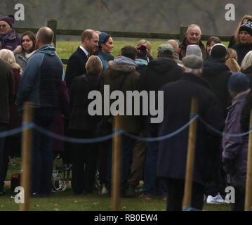 Norfolk, Regno Unito. Il 6 gennaio 2019. Norfolk, Regno Unito. Il 6 gennaio 2019. Kate (Catherine Middleton) Duchessa di Cambridge e del principe Guglielmo duca di Cambridge uniti HM Queen Elizabeth II come essi hanno partecipato alla Basilica di Santa Maria Maddalena in chiesa la domenica mattina, servizio in Sandringham, Norfolk, il 6 gennaio 2019. Credito: Paolo Marriott/Alamy Live News Credito: Paolo Marriott/Alamy Live News Foto Stock