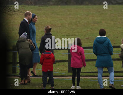 Norfolk, Regno Unito. Il 6 gennaio 2019. Norfolk, Regno Unito. Il 6 gennaio 2019. Kate (Catherine Middleton) Duchessa di Cambridge e del principe Guglielmo duca di Cambridge uniti HM Queen Elizabeth II come essi hanno partecipato alla Basilica di Santa Maria Maddalena in chiesa la domenica mattina, servizio in Sandringham, Norfolk, il 6 gennaio 2019. Credito: Paolo Marriott/Alamy Live News Credito: Paolo Marriott/Alamy Live News Foto Stock