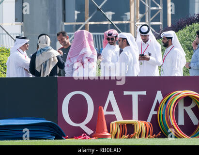 Doha in Qatar. 06 gen 2019. Calcio: Bundesliga. Hasan Salihamidzic (terza da sinistra), direttore sportivo della Bundesliga squadra di calcio FC Bayern München, parla di un gruppo di uomini in abiti tradizionali a margine di una sessione di prove libere mattutina. FC Bayern rimarrà nel deserto città fino al 10.01.2019 per il loro campo di addestramento. Credito: Pietro Kneffel/dpa/Alamy Live News Foto Stock