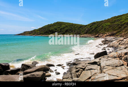 Forme d'onda colpendo cliffs durante l escursione attraverso Noosa National Park durante una chiara giornata estiva in Noosa Heads (Queensland, Australia) Foto Stock