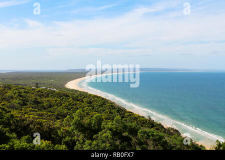 Bella Rainbow Beach come visto da Carlo soffiatura di sabbia vicino Fraser Island durante l'estate (Great Sandy National Park, Queensland, Australia) Foto Stock