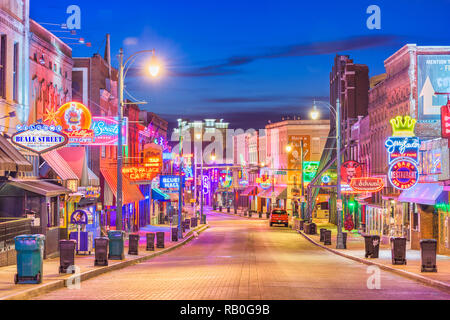 MEMPHIS, Tennessee - Agosto 25, 2017: Blues Club sulla storica Beale Street al crepuscolo Foto Stock