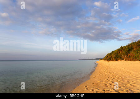 Tramonto sull'isola.spiaggia sabbiosa al tramonto. Foto Stock