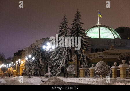 Kiev, Ucraina - 15 dicembre 2018: Serata di Kiev. Coperte di neve Mariinsky Park nella parte anteriore della Verkhovna Rada dell'Ucraina Foto Stock