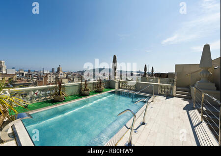 Una panoramica della città di Barcellona dal tetto dell'Hotel Avenida, Barcellona, Spagna Foto Stock