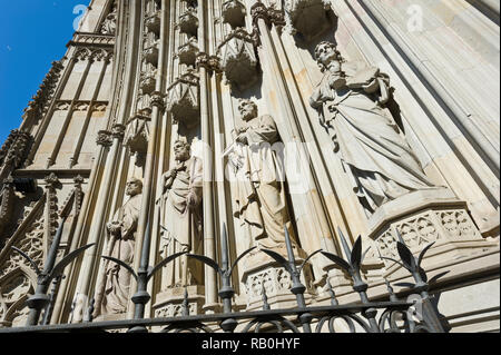 Statue di apostoli sulla facciata anteriore sul muro esterno della cattedrale di Barcellona (Cattedrale di Santa Croce), Barcellona, Spagna Foto Stock