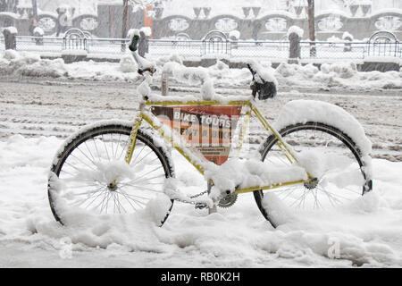 A Belgrado, in Serbia - Dicembre 15, 2018: Uno noleggio delle biciclette parcheggiate sul marciapiede in forti nevicate Foto Stock
