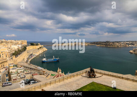 Vista panoramica intorno a La Valletta harbour con molti piccoli e grandi navi e barche a La Valletta, Malta Foto Stock