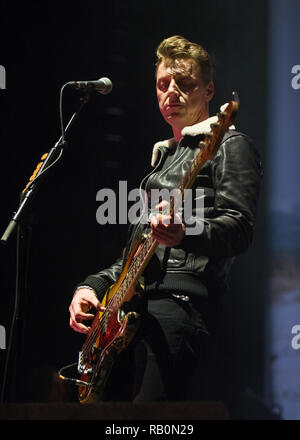 Bass Player - Dougie Payne da Fran Healy's band Travis suona presso il SSE Idro in Glasgow, UK. Il 21 Dicembre 2018 Foto Stock