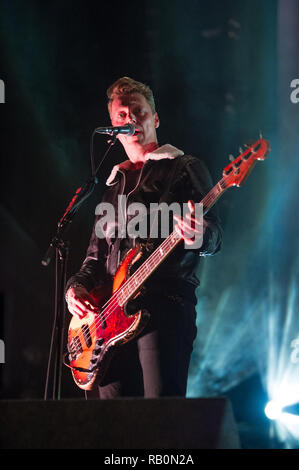 Bass Player - Dougie Payne da Fran Healy's band Travis suona presso il SSE Idro in Glasgow, UK. Il 21 Dicembre 2018 Foto Stock